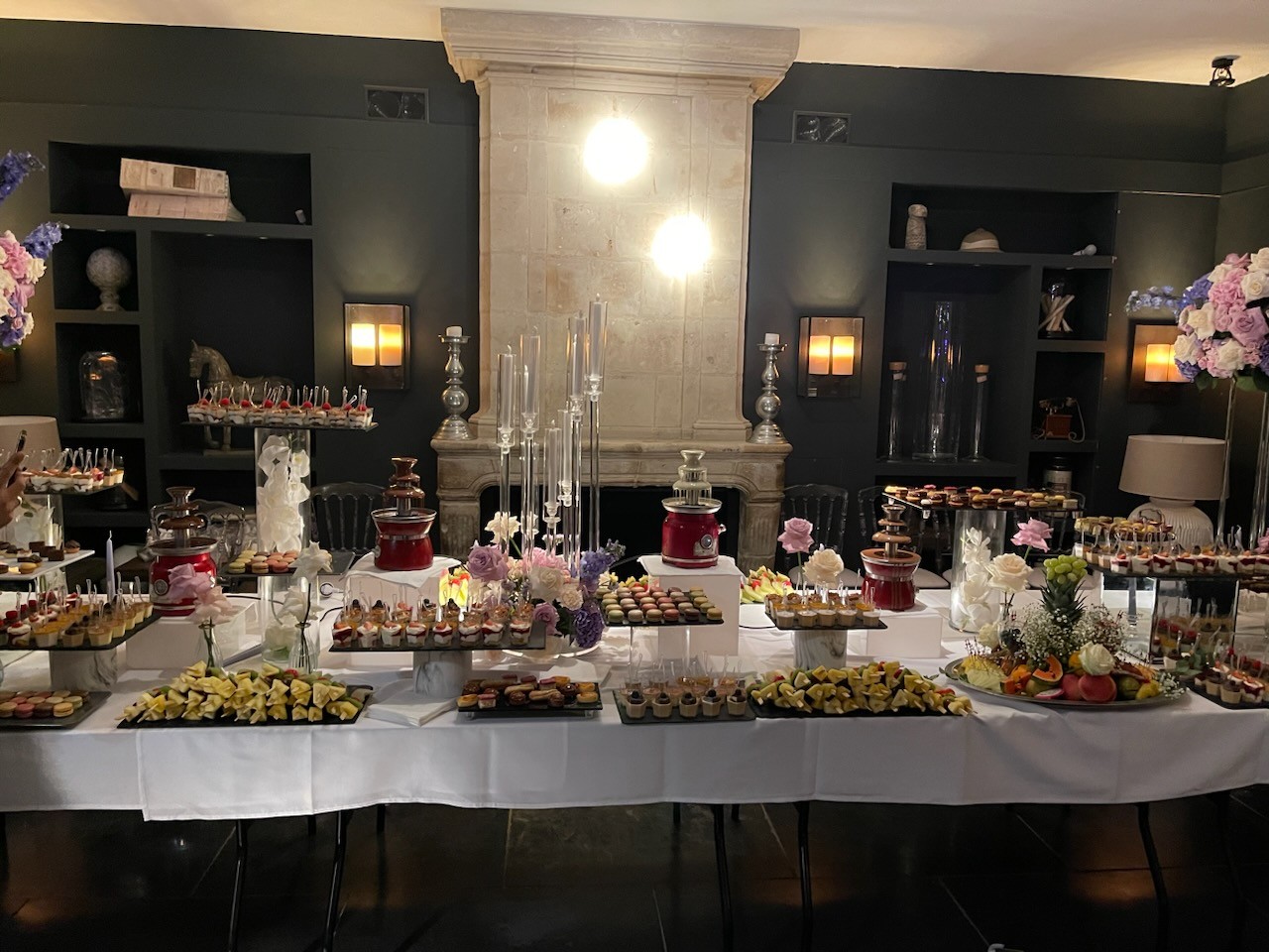 Salle de reception cote salon cheminee